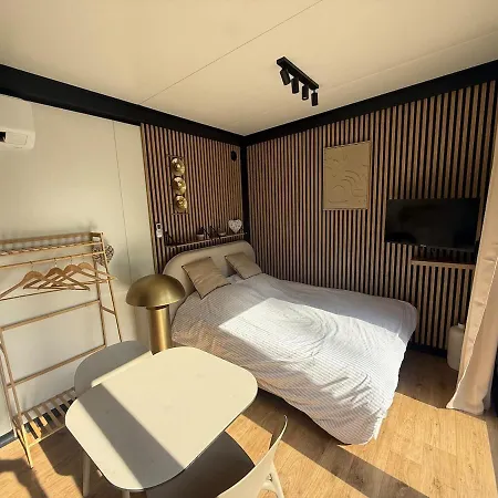 Le Seven Apartment *